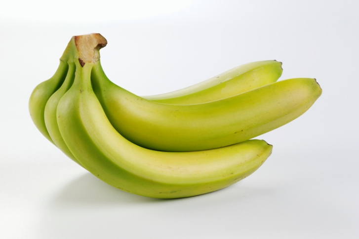 kiść niedojrzałych bananów